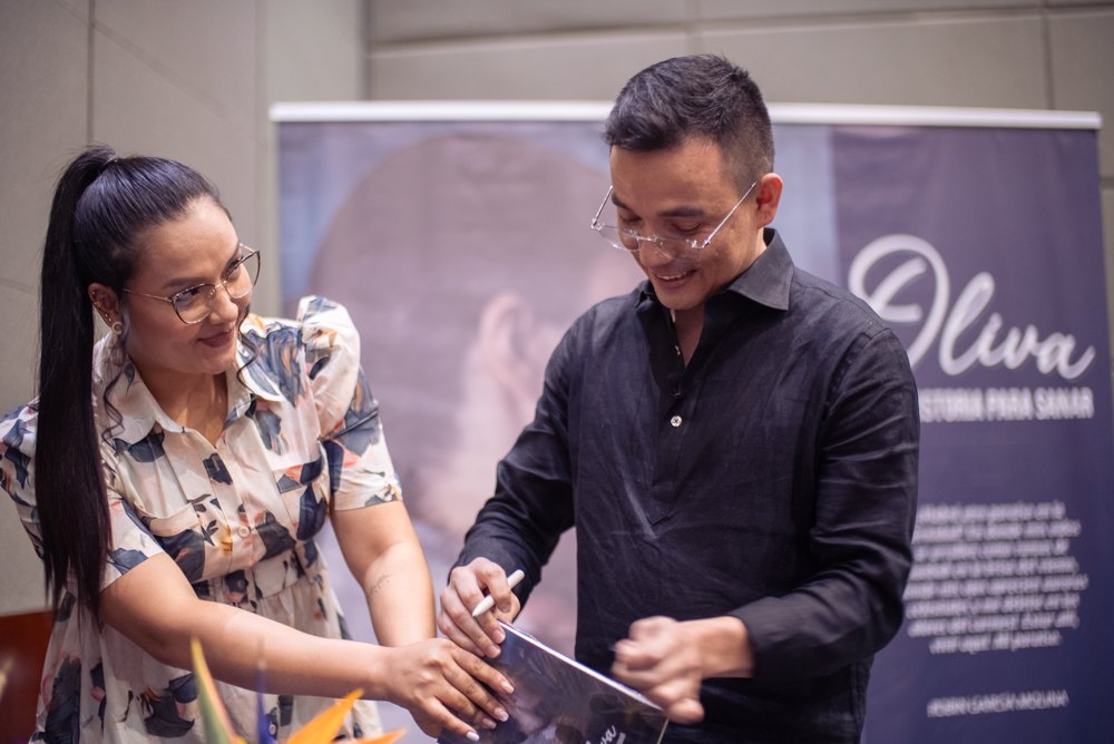Robin García firmando ejemplares de Oliva en el lanzamiento